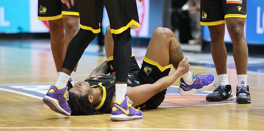 Verletzung Desi Rodriguez (MHP Riesen Ludwigsburg) am Boden liegend