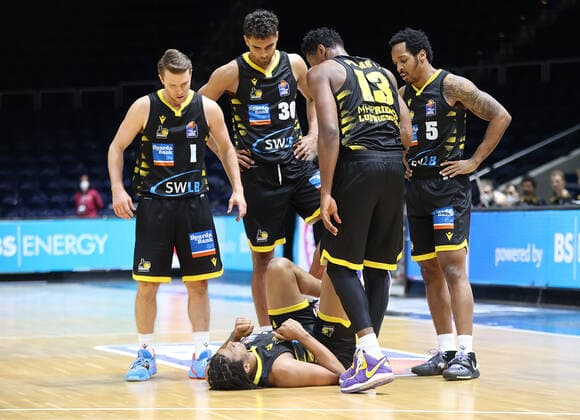 Verletzung Desi Rodriguez (MHP Riesen Ludwigsburg) am Boden liegend