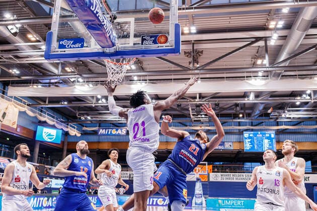 Quinton Hooker (Syntainics MBC, 21) netzt ein, links daneben Tai Odiase (BG Goettingen, 21), 4 13 2021, Weissenfels (Deutschland), Basketball, easyCredit Basketball-Bundesliga, Syntainics MBC - BG Goettingen