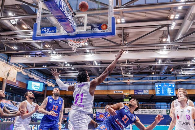 Quinton Hooker (Syntainics MBC, 21) netzt ein, links daneben Tai Odiase (BG Goettingen, 21), 4 13 2021, Weissenfels (Deutschland), Basketball, easyCredit Basketball-Bundesliga, Syntainics MBC - BG Goettingen