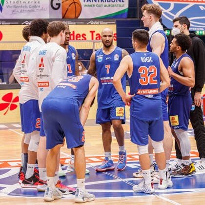 Syntainics MBC (Mitteldeutscher BC) enttaeuscht nach der Niederlage; Enttaeuschung, enttaeuscht, Frustration, disappointed, 4 13 2021, Weissenfels (Deutschland), Basketball, easyCredit Basketball-Bundesliga, Syntainics MBC - BG Goettingen