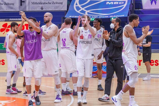Sport Bilder des Tages BG Goettingen jubelt ueber den Sieg; Jubel, celebration, 4 13 2021, Weissenfels (Deutschland), Basketball, easyCredit Basketball-Bundesliga, Syntainics MBC - BG Goettingen