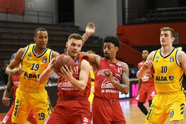 Louis Olinde, Ferdinand Zylka, Diante Garrett, Tim Schneider 28. Spieltag, Basketball Bundesliga, Basketball Saison 2020 2021, Deutschland, easyCredit BBL, Germany, Giessen 46ers, giessen rot, Herren, Jobstairs GIESSEN 46ers - Alba Berlin, Männer, Berlin in gelb