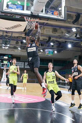 28. Spieltag der easyCredit BBL Basketball Bundesliga am 13.April 2021in der Oberfrankenhalle in Bayreuth Bayern Deutschland Saison 2020-2021 Medi Bayreuth gegen ratiopharm Ulm David Walker (Medi Bayreuth23) rechts Aric Holman (ratiopharm Ulm 35) links