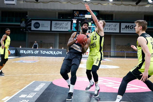 28. Spieltag der easyCredit BBL Basketball Bundesliga am 13.April 2021in der Oberfrankenhalle in Bayreuth Bayern Deutschland Saison 2020-2021 Medi Bayreuth gegen ratiopharm Ulm David Walker (Medi Bayreuth23) rechts Cameron Clark (ratiopharm Ulm 3) links