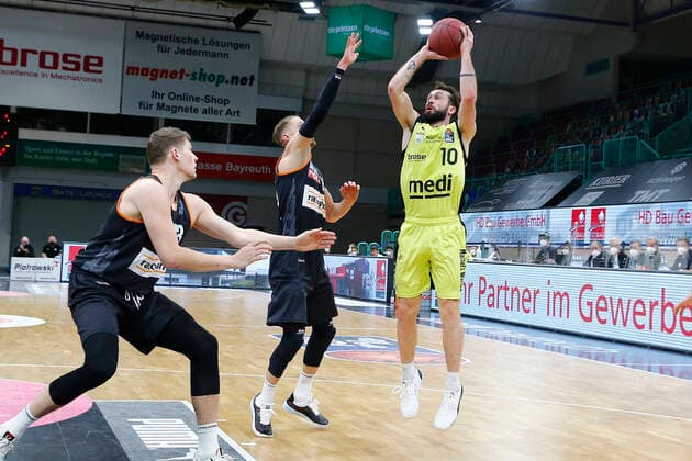 28. Spieltag der easyCredit BBL Basketball Bundesliga am 13.April 2021in der Oberfrankenhalle in Bayreuth Bayern Deutschland Saison 2020-2021 Medi Bayreuth gegen ratiopharm Ulm Bastian Doreth (Medi Bayreuth 10) rechts Thomas Klepeisz (ratiopharm Ulm 22) links