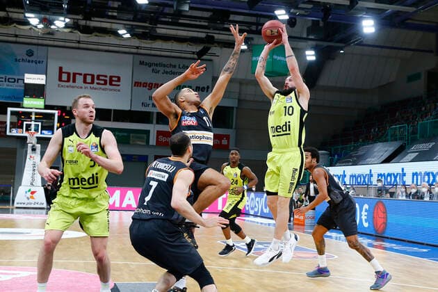 28. Spieltag der easyCredit BBL Basketball Bundesliga am 13.April 2021in der Oberfrankenhalle in Bayreuth Bayern Deutschland Saison 2020-2021 Medi Bayreuth gegen ratiopharm Ulm Bastian Doreth (Medi Bayreuth 10) rechts Isaiah Wilkins (ratiopharm Ulm 11) links
