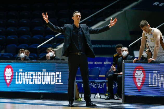 13.04.2021, xgox, Basketball, easyCredit BBL, Basketball Loewen Braunschweig - MHP Riesen Ludwigsburg emspor, v.l. Pete Strobl (Braunschweig, Trainer) Braunschweig