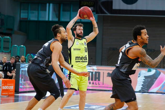 28. Spieltag der easyCredit BBL Basketball Bundesliga am 13.April 2021in der Oberfrankenhalle in Bayreuth Bayern Deutschland Saison 2020-2021 Medi Bayreuth gegen ratiopharm Ulm Bastian Doreth (Medi Bayreuth 10) mitte Demitrius Conger (ratiopharm Ulm 1) links