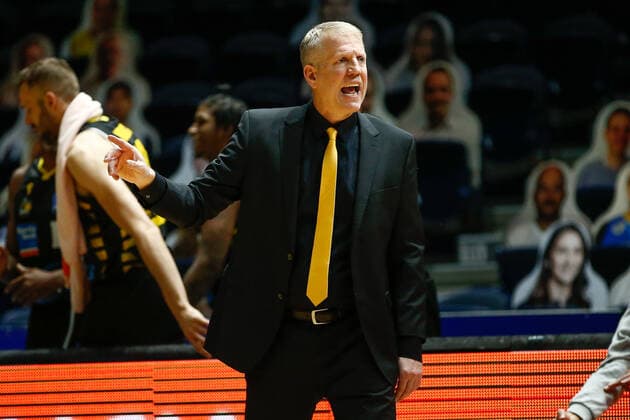 13.04.2021, xgox, Basketball, easyCredit BBL, Basketball Loewen Braunschweig - MHP Riesen Ludwigsburg emspor, v.l. John Patrick (Ludwigsburg, Trainer) gestikuliert, gibt Anweisungen Braunschweig
