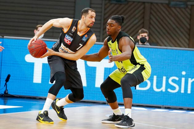 28. Spieltag der easyCredit BBL Basketball Bundesliga am 13.April 2021in der Oberfrankenhalle in Bayreuth Bayern Deutschland Saison 2020-2021 Medi Bayreuth gegen ratiopharm Ulm Frank Bartley (Medi Bayreuth 24) rechts John Petrucelli (ratiopharm Ulm 7) links