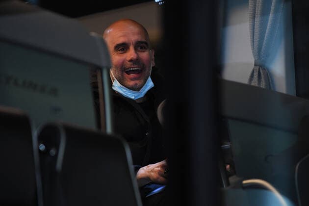 Sport Bilder des Tages Fußball Champions League Viertelfinale Ankunft Manchester City am 13.04.2021 im Dortmund Airport in Dortmund Josep Pep Guardiola ( Trainer Cheftrainer Manchester ) im Mannschaftsbus *** Football Champions League quarterfinals arrival Manchester City on 13 04 2021 at Dortmund Airport in Dortmund Josep Pep Guardiola coach head coach Manchester in the team bus xHDJPGx
