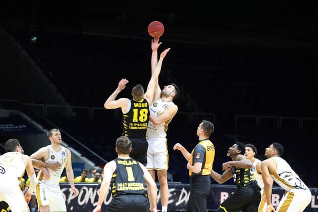Löwen Braunschweig vs. Ludwigsburg, BBL Braunschweig, 13.04.2021, BASKETBALL - easyCredit BBL Basketball Bundesliga, Löwen Braunschweig vs. MHP RIESEN Ludwigsburg, Saison 2020 21. Jonas Wohlfrath-Bottermann (Ludwigsburg), Benedikt Turudic (Löwen Braunschweig) Braunschweig