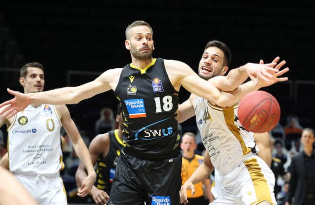 Löwen Braunschweig vs. Ludwigsburg, BBL Braunschweig, 13.04.2021, BASKETBALL - easyCredit BBL Basketball Bundesliga, Löwen Braunschweig vs. MHP RIESEN Ludwigsburg, Saison 2020 21.Jonas Wohlfrath-Bottermann (Ludwigsburg), Benedikt Turudic (Löwen Braunschweig) Braunschweig