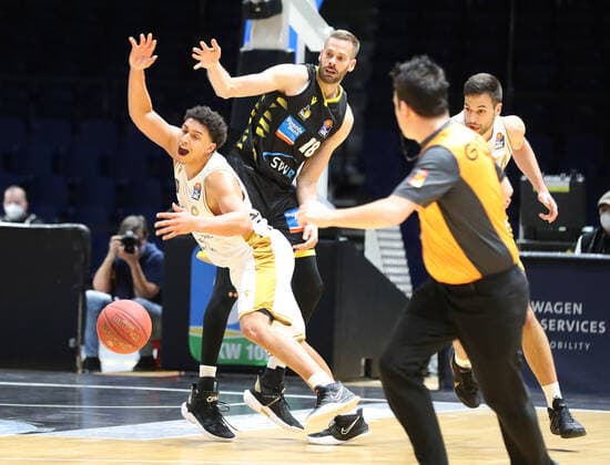 Löwen Braunschweig vs. Ludwigsburg, BBL Braunschweig, 13.04.2021, BASKETBALL - easyCredit BBL Basketball Bundesliga, Löwen Braunschweig vs. MHP RIESEN Ludwigsburg, Saison 2020 21.James Robinson (Löwen Braunschweig) , Jonas Wohlfrath-Bottermann (Ludwigsburg) Braunschweig