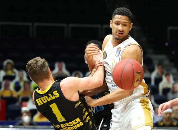 Sport Bilder des Tages Löwen Braunschweig vs. Ludwigsburg, BBL Braunschweig, 13.04.2021, BASKETBALL - easyCredit BBL Basketball Bundesliga, Löwen Braunschweig vs. MHP RIESEN Ludwigsburg, Saison 2020 21. Jordan Hulls (Ludwigsburg), Karim Jallow (Löwen Braunschweig) Braunschweig