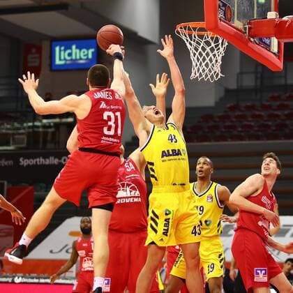 Sport Bilder des Tages Luke Sikma (Berlin) im Kampf um den Rebound gegen Scottie James Jr. (Giessen, links) Jobstairs Giessen 46ers vs Alba Berlin, Basketball, easyCredit BBL, 13.04.2021 Jobstairs Giessen 46ers vs Alba Berlin, Basketball, easyCredit BBL, 13.04.2021 Giessen Copyright: xEibner-Pressefotox EP_RWS