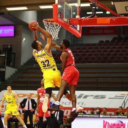 Korbwurf von Johannes Thiemann (Berlin) im Zweikampf mit Isaac Hamilton (Giessen) Jobstairs Giessen 46ers vs Alba Berlin, Basketball, easyCredit BBL, 13.04.2021 Jobstairs Giessen 46ers vs Alba Berlin, Basketball, easyCredit BBL, 13.04.2021 Giessen Copyright: xEibner-Pressefotox EP_RWS