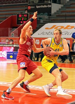 13.04.2021, xovx, Basketball BBL, JobStairs Gießen 46ers - Alba Berlin v.l. Scottie James Jr. (Gießen 46ers), Luke Sikma (Alba Berlin) emspor Gießen