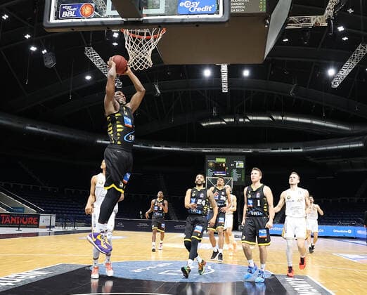 Yorman Polas Bartolo (MHP Riesen Ludwigsburg) beim Korbwurf, Dunking