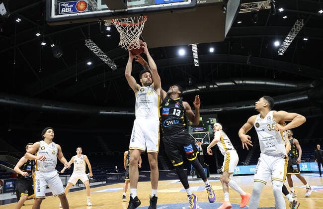 Yorman Polas Bartolo (MHP Riesen Ludwigsburg), Benedikt Turudic (Basketball Loewen Braunschweig)