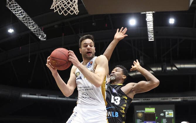 Benedikt Turudic (Basketball Loewen Braunschweig), Yorman Polas Bartolo (MHP Riesen Ludwigsburg)