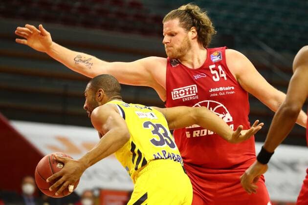 John Bryant (Giessen) im Zweikampf mit Jayson Granger (Berlin) Jobstairs Giessen 46ers vs Alba Berlin, Basketball, easyCredit BBL, 13.04.2021 Jobstairs Giessen 46ers vs Alba Berlin, Basketball, easyCredit BBL, 13.04.2021 Giessen Copyright: xEibner-Pressefotox EP_RWS