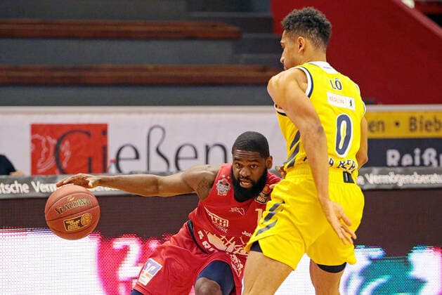 13.04.2021, xovx, Basketball BBL, JobStairs Gießen 46ers - Alba Berlin v.l. Jonathan Stark (Gießen 46ers), Maodo Lo (Alba Berlin) emspor Gießen