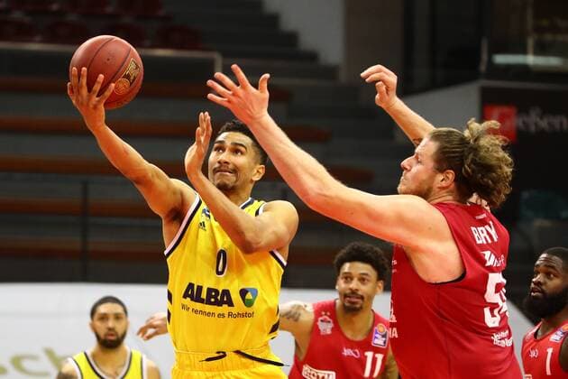Maodo Lo (Berlin) zieht gegen John Bryant (Giessen) zum Korb Jobstairs Giessen 46ers vs Alba Berlin, Basketball, easyCredit BBL, 13.04.2021 Jobstairs Giessen 46ers vs Alba Berlin, Basketball, easyCredit BBL, 13.04.2021 Giessen Copyright: xEibner-Pressefotox EP_RWS