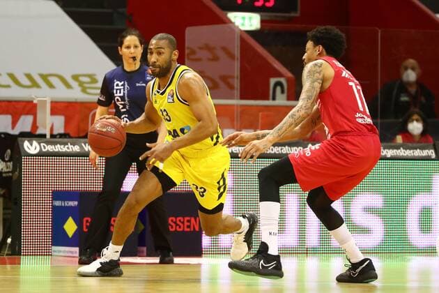 Jayson Granger (Berlin) im Zweikampf mit Diante Garrett (Giessen) Jobstairs Giessen 46ers vs Alba Berlin, Basketball, easyCredit BBL, 13.04.2021 Jobstairs Giessen 46ers vs Alba Berlin, Basketball, easyCredit BBL, 13.04.2021 Giessen Copyright: xEibner-Pressefotox EP_RWS