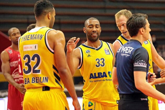 13.04.2021, xovx, Basketball BBL, JobStairs Gießen 46ers - Alba Berlin v.l. Johannes Thiemann (Alba Berlin), Jayson Granger (Alba Berlin) und Luke Sikma (Alba Berlin) bejubeln den 102:96 Sieg in Gießen. emspor Gießen