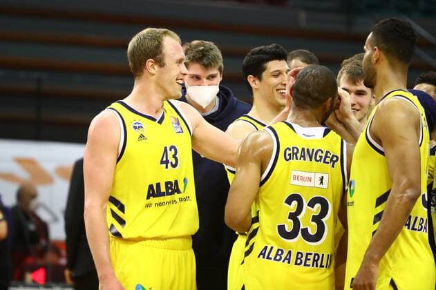 Die Berliner Spieler nach dem Sieg in Giessen, links: Luke Sikma (Berlin) Jobstairs Giessen 46ers vs Alba Berlin, Basketball, easyCredit BBL, 13.04.2021 Jobstairs Giessen 46ers vs Alba Berlin, Basketball, easyCredit BBL, 13.04.2021 Giessen Copyright: xEibner-Pressefotox EP_RWS