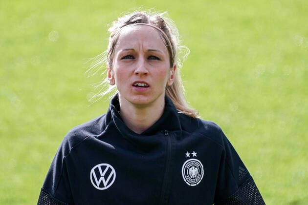 Kathrin Julia Hendrich (Kathy Hendrich, DFB-Frauen, 3), Einzelbild, Aktion, Action, Porträt, Portrait, 13.04.2021, Wiesbaden (Deutschland), Fussball, Länderspiel der Frauen, Deutschland - Norwegen, DFB DFL REGULATIONS PROHIBIT ANY USE OF PHOTOGRAPHS AS IMAGE SEQUENCES AND OR QUASI-VIDEO.