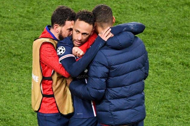 Bilder des Jahres 2021, Sport 04 April Sport Themen der Woche KW15 Sport Bilder des Tages JOIE - FAIR PLAY - 10 NEYMAR JR (PSG) FOOTBALL : Paris SG vs FC Bayern Munich - Ligue des Champions - 13 04 2021 AnthonyBIBARD FEP Panoramic 