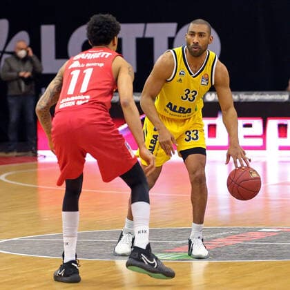 13.04.2021, xovx, Basketball BBL, JobStairs Gießen 46ers - Alba Berlin v.l. Diante Garrett (Gießen 46ers), Jayson Granger (Alba Berlin) Gießen Sporthalle Gießen-Ost Hessen Deutschland (DE)