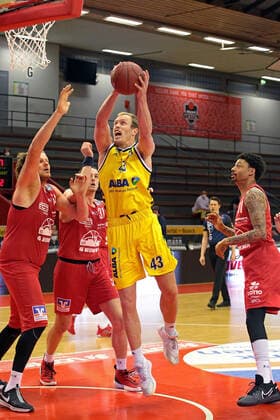13.04.2021, xovx, Basketball BBL, JobStairs Gießen 46ers - Alba Berlin v.l. John Bryant (Gießen 46ers), Scottie James Jr. (Gießen 46ers), Luke Sikma (Alba Berlin), Diante Garrett (Gießen 46ers) Gießen Sporthalle Gießen-Ost Hessen Deutschland (DE)
