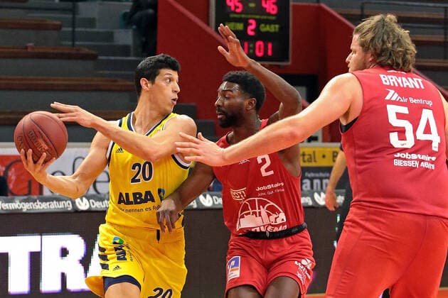 13.04.2021, xovx, Basketball BBL, JobStairs Gießen 46ers - Alba Berlin v.l. Simone Fontecchio (Alba Berlin), Isaac Hamilton (Gießen 46ers), John Bryant (Gießen 46ers) Gießen Sporthalle Gießen-Ost Hessen Deutschland (DE)