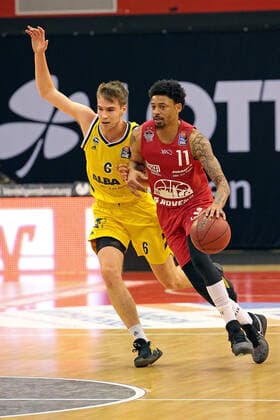 13.04.2021, xovx, Basketball BBL, JobStairs Gießen 46ers - Alba Berlin v.l. Malte Delow (Alba Berlin), Diante Garrett (Gießen 46ers) Gießen Sporthalle Gießen-Ost Hessen Deutschland (DE)