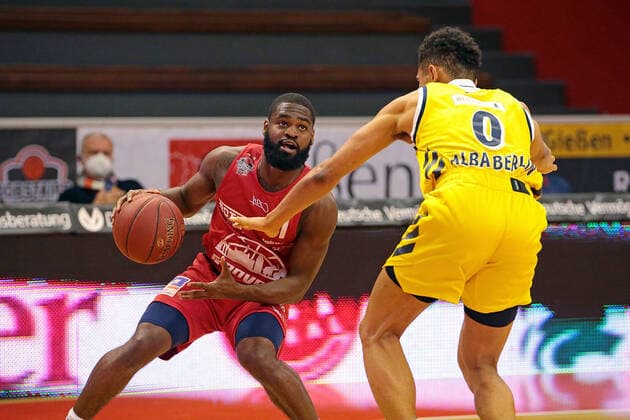 13.04.2021, xovx, Basketball BBL, JobStairs Gießen 46ers - Alba Berlin v.l. Jonathan Stark (Gießen 46ers), Maodo Lo (Alba Berlin) Gießen Sporthalle Gießen-Ost Hessen Deutschland (DE)