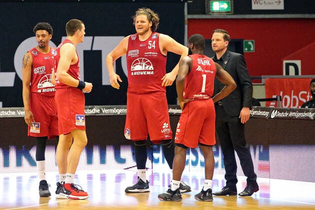 13.04.2021, xovx, Basketball BBL, JobStairs Gießen 46ers - Alba Berlin v.l. Diante Garrett (Gießen 46ers), Scottie James Jr. (Gießen 46ers), John Bryant (Gießen 46ers), Jonathan Stark (Gießen 46ers), Trainer Rolf Scholz (Gießen 46ers) Gießen Sporthalle Gießen-Ost Hessen Deutschland (DE)