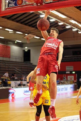 13.04.2021, xovx, Basketball BBL, JobStairs Gießen 46ers - Alba Berlin v.l. Johannes Thiemann (Alba Berlin), Alen Pjanic (Gießen 46ers) Gießen Sporthalle Gießen-Ost Hessen Deutschland (DE)