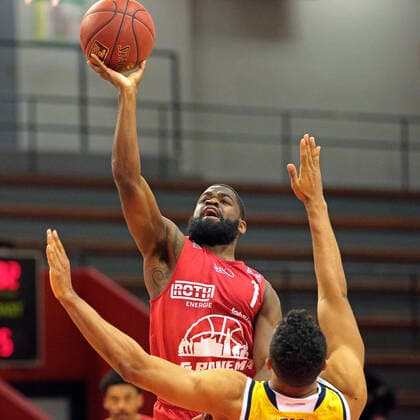 13.04.2021, xovx, Basketball BBL, JobStairs Gießen 46ers - Alba Berlin v.l. Jonathan Stark (Gießen 46ers), Johannes Thiemann (Alba Berlin) Gießen Sporthalle Gießen-Ost Hessen Deutschland (DE)