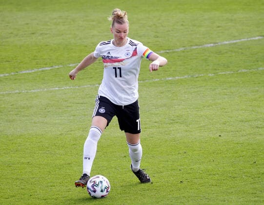 Wiesbaden , Fußball Länderspiel Deutschland vs. Norwegen , Alexandra Popp ( GER ) Gemäß den Vorgaben des DFB Deutscher Fußball Bund ist es untersagt, in dem Stadion und oder vom Spiel angefertigte Fotoaufnahmen in Form von Sequenzbildern und oder videoähnlichen Fotostrecken zu verwerten bzw. verwerten zu lassen.