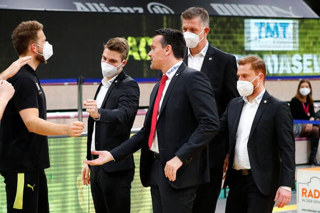 28. Spieltag der easyCredit BBL Basketball Bundesliga am 13.April 2021in der Oberfrankenhalle in Bayreuth Bayern Deutschland Saison 2020-2021 Medi Bayreuth gegen ratiopharm Ulm Frederik Kramp (Medi Bayreuth ) Athletiktrainer , Jakob Burger (Medi Bayreuth) Co-Trainer , Tim Nees (Medi Bayreuth) Co-Trainer , Raoul Korner (Medi Bayreuth) Trainer , Lars Masell (Medi Bayreuth) Co-Trainer