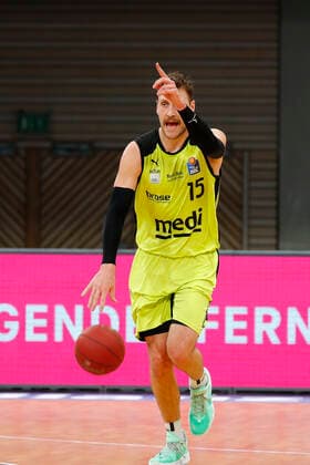 28. Spieltag der easyCredit BBL Basketball Bundesliga am 13.April 2021in der Oberfrankenhalle in Bayreuth Bayern Deutschland Saison 2020-2021 Medi Bayreuth gegen ratiopharm Ulm Matthew Tiby (Medi Bayreuth 15) zeigt die Richung an.