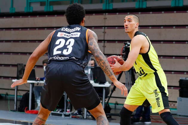 28. Spieltag der easyCredit BBL Basketball Bundesliga am 13.April 2021in der Oberfrankenhalle in Bayreuth Bayern Deutschland Saison 2020-2021 Medi Bayreuth gegen ratiopharm Ulm Philip Jalalpoor (Medi Bayreuth 7) rechts Troy Caupain (ratiopharm Ulm 23) links
