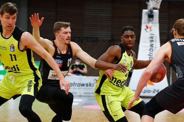 28. Spieltag der easyCredit BBL Basketball Bundesliga am 13.April 2021in der Oberfrankenhalle in Bayreuth Bayern Deutschland Saison 2020-2021 Medi Bayreuth gegen ratiopharm Ulm Andreas Seiferth (Medi Bayreuth 11) links Frank Bartley (Medi Bayreuth 24) rechts Andreas Obst (ratiopharm Ulm 13) mitte