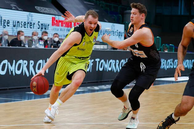 28. Spieltag der easyCredit BBL Basketball Bundesliga am 13.April 2021in der Oberfrankenhalle in Bayreuth Bayern Deutschland Saison 2020-2021 Medi Bayreuth gegen ratiopharm Ulm Osvaldas Olisevicius (Medi Bayreuth 31) links Patrick Heckmann (ratiopharm Ulm 33) rechts