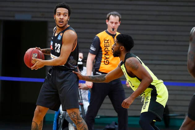 28. Spieltag der easyCredit BBL Basketball Bundesliga am 13.April 2021in der Oberfrankenhalle in Bayreuth Bayern Deutschland Saison 2020-2021 Medi Bayreuth gegen ratiopharm Ulm Lazeric Jones (Medi Bayreuth 12) rechts Troy Caupain (ratiopharm Ulm 23) links