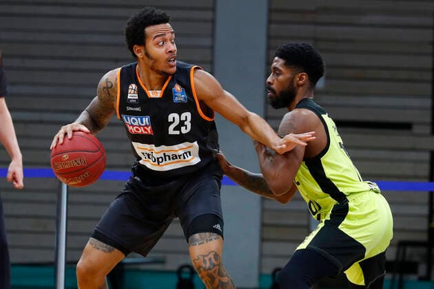 28. Spieltag der easyCredit BBL Basketball Bundesliga am 13.April 2021in der Oberfrankenhalle in Bayreuth Bayern Deutschland Saison 2020-2021 Medi Bayreuth gegen ratiopharm Ulm Lazeric Jones (Medi Bayreuth 12) rechts Troy Caupain (ratiopharm Ulm 23) links